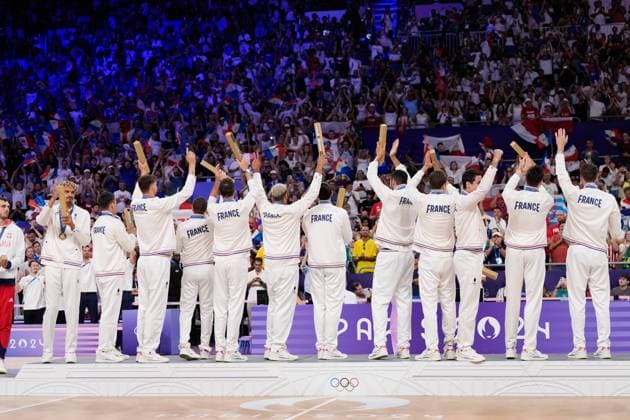 Paris 2024 - France Wins Gold In Volleyball Gold medallists France s players celebrate on the podium during the award ceremony for the men s volleyball gold medal match between France and Poland during the Paris 2024 Olympic Games, Olympische Spiele, Olympia, OS at the South Paris Arena 1 in Paris, France on August 10, 2024. Photo by Nicolas Gouhier ABACAPRESS.COM Paris France  Copyright: xNicolasxGouhier ABACAx