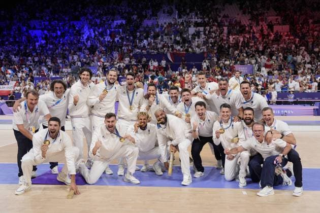 Paris 2024 - France Wins Gold In Volleyball Gold medallists France s players celebrate on the podium during the award ceremony for the men s volleyball gold medal match between France and Poland during the Paris 2024 Olympic Games, Olympische Spiele, Olympia, OS at the South Paris Arena 1 in Paris, France on August 10, 2024. Photo by Nicolas Gouhier ABACAPRESS.COM Paris France  Copyright: xNicolasxGouhier ABACAx