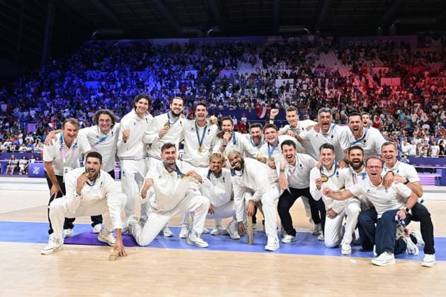 Joy of team French (joie des français), volleyball, men’s finall during the Olympic Games, Olympische Spiele, Olympia, OS Paris 2024 JO 2024 : VOLLEYBALL - France vs Pologne - Finale hommes - Jeux Olympiques 2024 - Paris2024 - Paris - 10 08 2024 DPPI Panoramic 