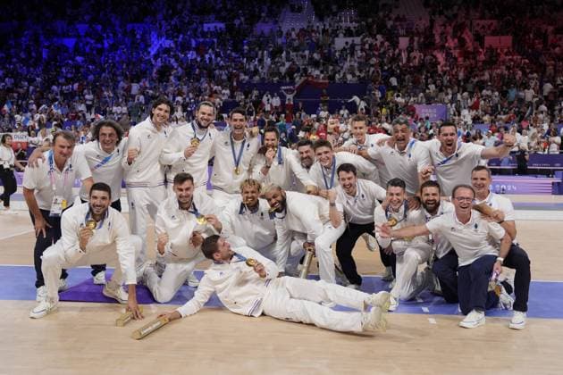 Paris 2024 - France Wins Gold In Volleyball Gold medallists France s players celebrate on the podium during the award ceremony for the men s volleyball gold medal match between France and Poland during the Paris 2024 Olympic Games, Olympische Spiele, Olympia, OS at the South Paris Arena 1 in Paris, France on August 10, 2024. Photo by Nicolas Gouhier ABACAPRESS.COM Paris France  Copyright: xNicolasxGouhier ABACAx