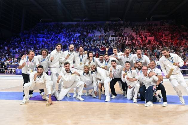 Joy of team French (joie des français), volleyball, men’s finall during the Olympic Games, Olympische Spiele, Olympia, OS Paris 2024 JO 2024 : VOLLEYBALL - France vs Pologne - Finale hommes - Jeux Olympiques 2024 - Paris2024 - Paris - 10 08 2024 DPPI Panoramic 