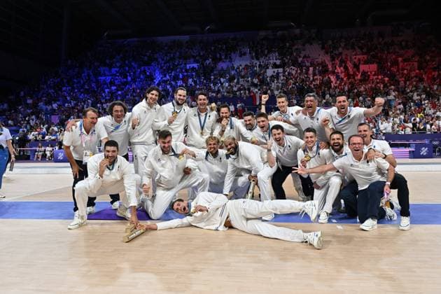 Joy of team French (joie des français), volleyball, men’s finall during the Olympic Games, Olympische Spiele, Olympia, OS Paris 2024 JO 2024 : VOLLEYBALL - France vs Pologne - Finale hommes - Jeux Olympiques 2024 - Paris2024 - Paris - 10 08 2024 DPPI Panoramic 