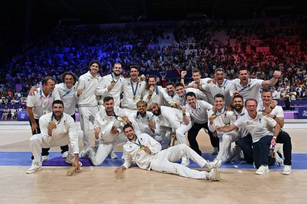Joy of team French (joie des français), volleyball, men’s finall during the Olympic Games, Olympische Spiele, Olympia, OS Paris 2024 JO 2024 : VOLLEYBALL - France vs Pologne - Finale hommes - Jeux Olympiques 2024 - Paris2024 - Paris - 10 08 2024 DPPI Panoramic 