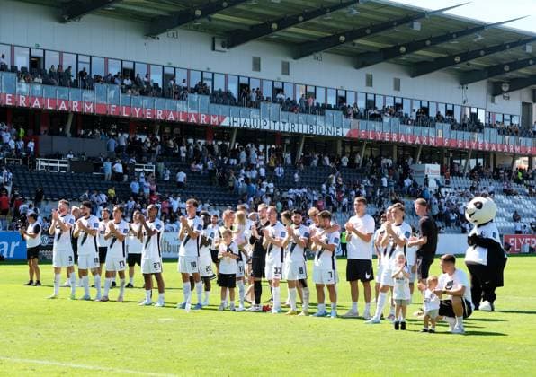 Soccer 2 Bundesliga Season 2024 25 10 08 2024 Ursapharm Arena SV Elversberg elv 1 FC Köln k 2 2 The Elversberg team in front of their fans Soccer 2 Bundesliga SV Elversberg