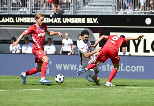 Soccer 2 Bundesliga Season 2024 25 10 08 2024 Ursapharm Arena SV Elversberg elv 1 FC Köln k 2 2 V li Timo HUEBERS 1 FC Köln , Mohammad MAHMOUD SV Elversberg , Eric MARTEL 1 FC Köln Soccer 2 Bundesliga SV Elversberg