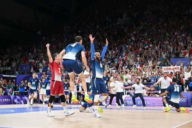 Joy of Earvin Ngapeth and other players and staff (france) , volleyball, men’s finall during the Olympic Games, Olympische Spiele, Olympia, OS Paris 2024 JO 2024 : VOLLEYBALL - France vs Pologne - Finale hommes - Jeux Olympiques 2024 - Paris2024 - Paris - 10 08 2024 DPPI Panoramic 