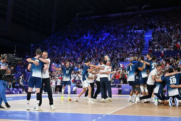 Joy of Earvin Ngapeth and other players and staff (france) , volleyball, men’s finall during the Olympic Games, Olympische Spiele, Olympia, OS Paris 2024 JO 2024 : VOLLEYBALL - France vs Pologne - Finale hommes - Jeux Olympiques 2024 - Paris2024 - Paris - 10 08 2024 DPPI Panoramic 