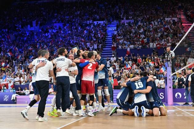 Joy of Earvin Ngapeth and other players and staff (france) , volleyball, men’s finall during the Olympic Games, Olympische Spiele, Olympia, OS Paris 2024 JO 2024 : VOLLEYBALL - France vs Pologne - Finale hommes - Jeux Olympiques 2024 - Paris2024 - Paris - 10 08 2024 DPPI Panoramic 