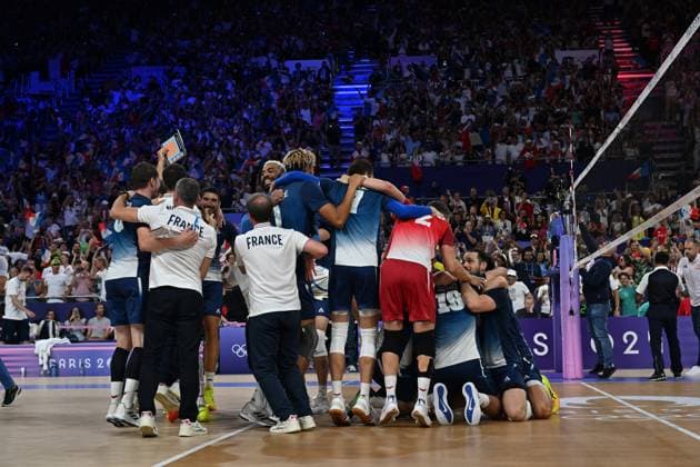 Joy of Earvin Ngapeth and other players and staff (france) , volleyball, men’s finall during the Olympic Games, Olympische Spiele, Olympia, OS Paris 2024 JO 2024 : VOLLEYBALL - France vs Pologne - Finale hommes - Jeux Olympiques 2024 - Paris2024 - Paris - 10 08 2024 DPPI Panoramic 