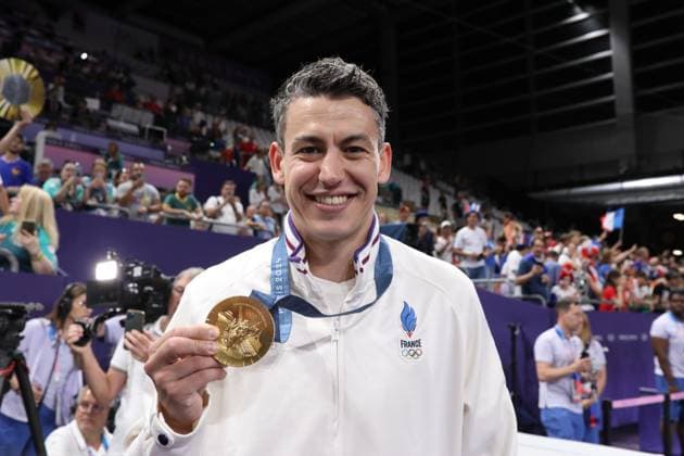 August 10, 2024, Paris, Ile-De-France, France: JENIA GREBENNIKOV of France celebrates winning the gold medal in the Volleyball Men s Gold Medal Match between Team FRANCE (FRA) and Team POLAND (POL) at the Paris 2024 Olympic Games, Olympische Spiele, Olympia, OS at Arena Paris Sud 1 in Paris, France Paris France - ZUMAc179 20240810_oly_c179_001 Copyright: xMickaelxChavetx