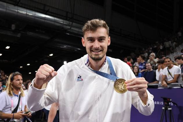 August 10, 2024, Paris, Ile-De-France, France: JEAN PATRY of France celebrates winning the gold medal in the Volleyball Men s Gold Medal Match between Team FRANCE (FRA) and Team POLAND (POL) at the Paris 2024 Olympic Games, Olympische Spiele, Olympia, OS at Arena Paris Sud 1 in Paris, France Paris France - ZUMAc179 20240810_oly_c179_004 Copyright: xMickaelxChavetx