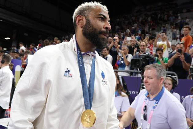 August 10, 2024, Paris, Ile-De-France, France: EARVIN NGAPETH of France celebrates winning the gold medal in the Volleyball Men s Gold Medal Match between Team FRANCE (FRA) and Team POLAND (POL) at the Paris 2024 Olympic Games, Olympische Spiele, Olympia, OS at Arena Paris Sud 1 in Paris, France Paris France - ZUMAc179 20240810_oly_c179_002 Copyright: xMickaelxChavetx