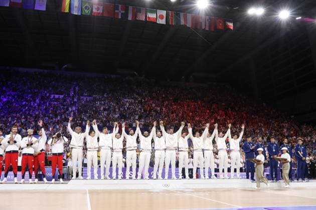 August 10, 2024, Paris, Ile-De-France, France: TEAM FRANCE players celebrate winning the gold medal in the Volleyball Men s Gold Medal Match between Team FRANCE (FRA) and Team POLAND (POL) at the Paris 2024 Olympic Games, Olympische Spiele, Olympia, OS at Arena Paris Sud 1 in Paris, France Paris France - ZUMAc179 20240810_oly_c179_006 Copyright: xMickaelxChavetx