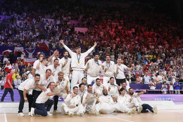 August 10, 2024, Paris, Ile-De-France, France: TEAM FRANCE players and coachs celebrate winning the gold medal in the Volleyball Men s Gold Medal Match between Team FRANCE (FRA) and Team POLAND (POL) at the Paris 2024 Olympic Games, Olympische Spiele, Olympia, OS at Arena Paris Sud 1 in Paris, France Paris France - ZUMAc179 20240810_oly_c179_009 Copyright: xMickaelxChavetx