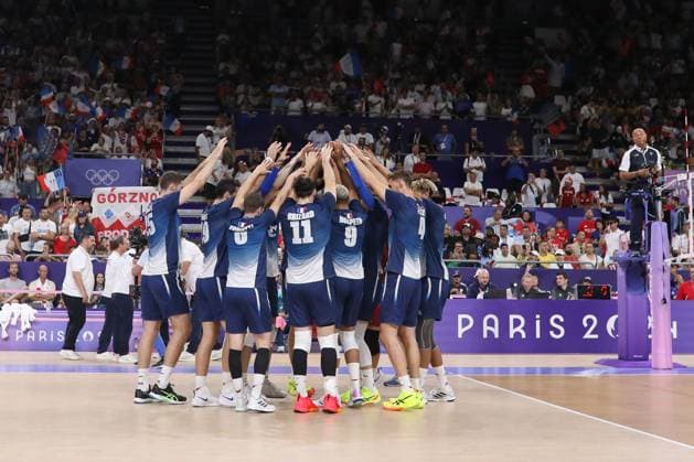 August 10, 2024, Paris, Ile-De-France, France: Team FRANCE huddle during the Volleyball Men s Gold Medal Match between Team FRANCE (FRA) and Team POLAND (POL) at the Paris 2024 Olympic Games, Olympische Spiele, Olympia, OS at Arena Paris Sud 1 in Paris, France Paris France - ZUMAc179 20240810_oly_c179_018 Copyright: xMickaelxChavetx