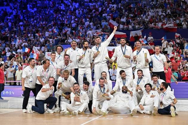 Earvin Ngapeth and other player of team french, volleyball, men’s finall during the Olympic Games, Olympische Spiele, Olympia, OS Paris 2024 JO 2024 : VOLLEYBALL - France vs Pologne - Finale hommes - Jeux Olympiques 2024 - Paris2024 - Paris - 10 08 2024 DPPI Panoramic 