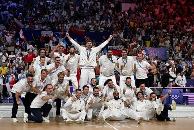 JEUX OLYMPIQUES PARIS 2024 - FRANCE - POLOGNE PHOTOPQR OUEST FRANCE Stéphane Geufroi ; Paris ; 10 08 2024 ; JEUX OLYMPIQUES - PARIS 2024 VOLLEY BALL - FINALE France - Pologne Les Bleus ont écrasé la Pologne en finale (25-19, 25-20, 25-23) et sont médaille d or- The Paris 2024 Summer Olympic Games, Olympische Spiele, Olympia, OS (Jul 26-Aug 11, 2024). finale of volley ball France vs Poland Paris France  Copyright: xPHOTOPQR OUESTxFRANCE MAXPPPxStéphanexGeufroix 20240810OFR9155 20240810OFR9155