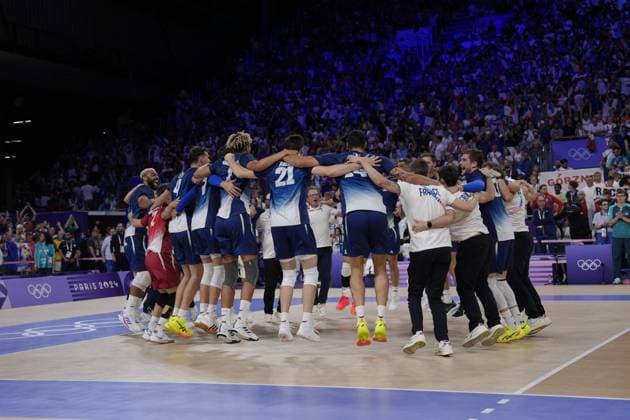 Paris 2024 - France Wins Gold In Volleyball French Team celebrate after winning the men s volleyball gold medal match between France and Poland during the Paris 2024 Olympic Games, Olympische Spiele, Olympia, OS at the South Paris Arena 1 in Paris, France on August 10, 2024. Photo by Nicolas Gouhier ABACAPRESS.COM Paris France  Copyright: xNicolasxGouhier ABACAx