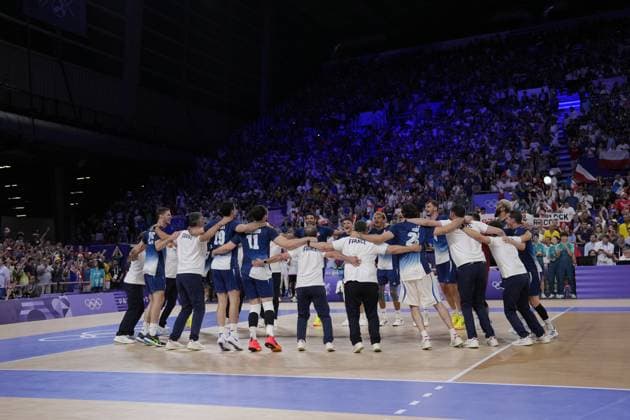 Paris 2024 - France Wins Gold In Volleyball French Team celebrate after winning the men s volleyball gold medal match between France and Poland during the Paris 2024 Olympic Games, Olympische Spiele, Olympia, OS at the South Paris Arena 1 in Paris, France on August 10, 2024. Photo by Nicolas Gouhier ABACAPRESS.COM Paris France  Copyright: xNicolasxGouhier ABACAx