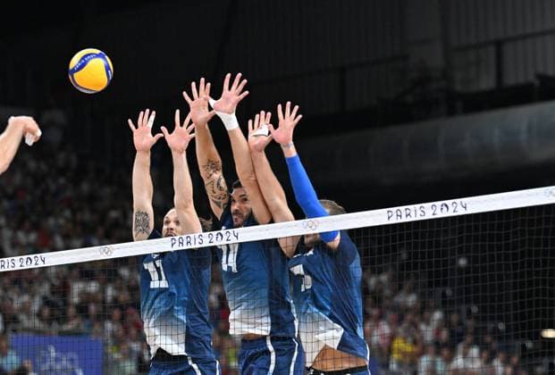 Antoine Brizard and Nicolas Le Goff with Trevor Thevenot (france) , volleyball, men’s finall during the Olympic Games, Olympische Spiele, Olympia, OS Paris 2024 JO 2024 : VOLLEYBALL - France vs Pologne - Finale hommes - Jeux Olympiques 2024 - Paris2024 - Paris - 10 08 2024 DPPI Panoramic 