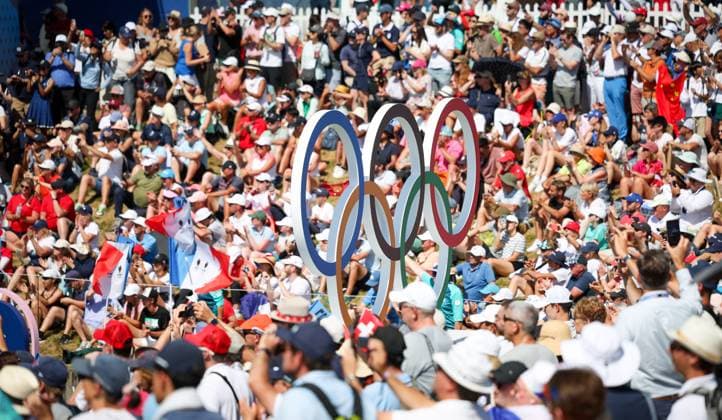 Sport Bilder des Tages OLYMPICS - Olympic Summer Games 2024 PARIS,FRANCE,10.AUG.24 - OLYMPICS, GOLF - Olympic Summer Games Paris 2024, individual stroke play, ladies, Le Golf National. Image shows the Olympic rings and spectators.  GEPAxpictures xHaraldxSteiner