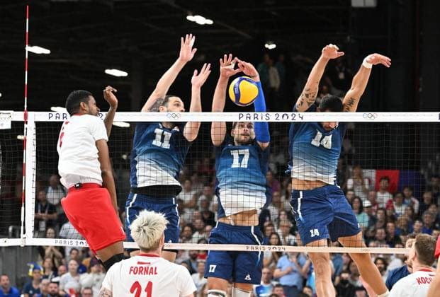 Nicolas Le Goff and Trevor Clevenot with Antoine Brizard (france) vs (pologne), volleyball, men’s finall during the Olympic Games, Olympische Spiele, Olympia, OS Paris 2024 JO 2024 : VOLLEYBALL - France vs Pologne - Finale hommes - Jeux Olympiques 2024 - Paris2024 - Paris - 10 08 2024 DPPI Panoramic 