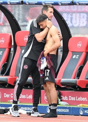 10 08 2024 Soccer Season 2024 2025 2 Soccer Bundesliga 02 Matchday 1 FC Nürnberg FCN Club FC Schalke 04 S04 Knappen Sportfoto Zink xwoxzix DFL regulations prohibit any use of photographs as image sequences and or quasi video only for editorial use Miroslav Klose Trainer 1 FC Nürnberg FCN takes Jens Castrop 17, 1 FC Nürnberg FCN in his arms after the end of the match