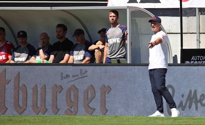 10 08 2024, Football, Men, 2 Bundesliga, Season 2024 2025, SV 07 Elversberg 1 FC Köln, Coach Gerhard Struber 1 FC Köln stands on the touchline and gives instructions Elversberg Ursapharm Arena an der Kaiserlinde Saarland Germany EN Copyright: xSebastianxBachx