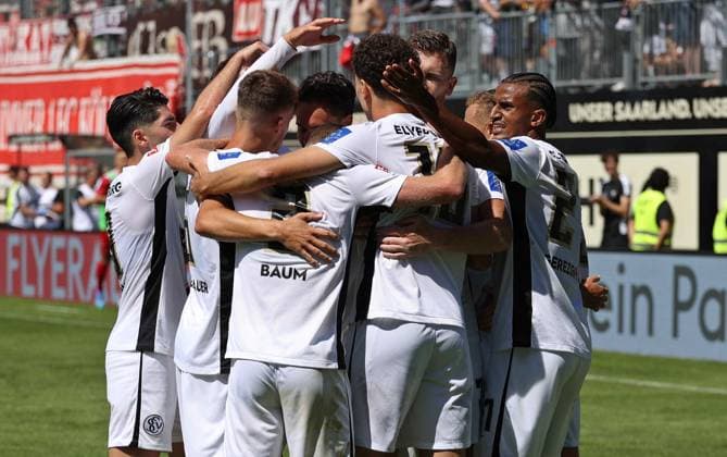 10 08 2024, Soccer, Men, 2 Bundesliga, Season 2024 2025, SV 07 Elversberg 1 FC Köln, SV Elversberg goal celebration after the goal to 2 1 by Frederik Schmahl SV 07 Elversberg Elversberg Ursapharm Arena an der Kaiserlinde Saarland Germany EN Copyright: xSebastianxBachx