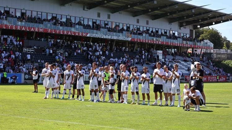 10 08 2024, Football, Men, 2 Bundesliga, Season 2024 2025, SV 07 Elversberg 1 FC Köln, The players of SV 07 Elversberg thank the fans after the match for their support Elversberg Ursapharm Arena an der Kaiserlinde Saarland Germany EN Copyright: xSebastianxBachx