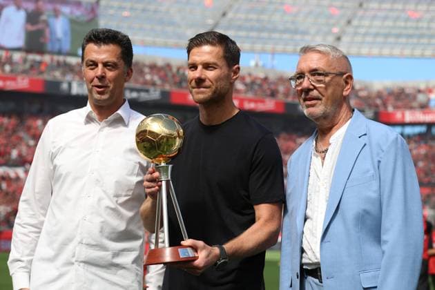 Coach Xabi Alonso Bayer 04 Leverkusen with the trophy for coach of the year, test match, Bayer 04 Leverkusen vs Real Betis Sevilla, BayArena on August 10, 2024 in Leverkusen, Germany Photo by Oliver Kaelke DeFodi Images Coach Xabi Alonso Bayer 04 Leverkusen with the trophy for coach of the year, Testspiel, Bayer 04 Leverkusen vs Real Betis Sevilla, BayArena on August 10, 2024 in Leverkusen, Germany Photo by Oliver Kaelke DeFodi Images Defodi 678 2024 08 10 OK LEVRBS 0342 Defodi-678