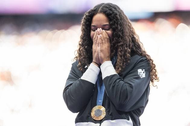 240810 Gold medallist Yemesi Ogunleye of Germany celebrates on the podium at the medal ceremony for women™s athletics shot put during day 15 of the Paris 2024 Olympic Games on August 10, 2024 in Paris Photo Vegard Grott BILDBYRAN kod VG VG0648 bbeng friidrott athletics friidrett olympic games olympics os ol olympiska leker olympiske leker paris 2024 paris os paris ol jubel shot put kulestot kule kula  Copyright: VEGARDxGRoTT BB240810VG001