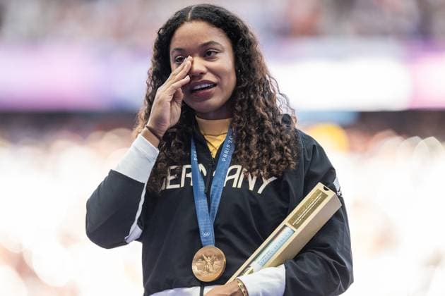 240810 Gold medallist Yemesi Ogunleye of Germany celebrates on the podium at the medal ceremony for women™s athletics shot put during day 15 of the Paris 2024 Olympic Games on August 10, 2024 in Paris Photo Vegard Grott BILDBYRAN kod VG VG0648 bbeng friidrott athletics friidrett olympic games olympics os ol olympiska leker olympiske leker paris 2024 paris os paris ol jubel shot put kulestot kule kula  Copyright: VEGARDxGRoTT BB240810VG002