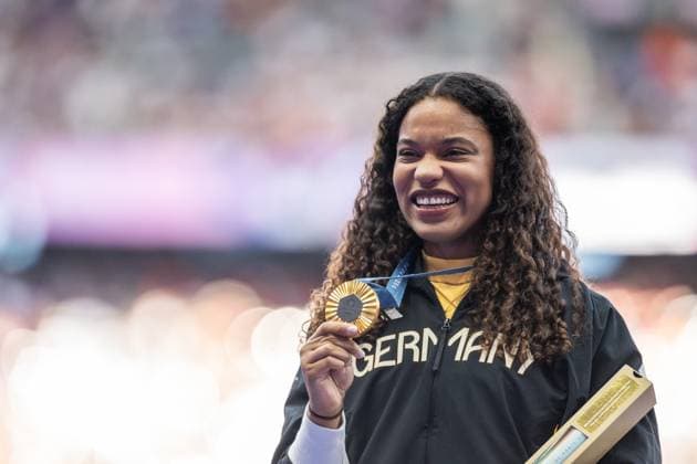 240810 Gold medallist Yemesi Ogunleye of Germany celebrates on the podium at the medal ceremony for women™s athletics shot put during day 15 of the Paris 2024 Olympic Games on August 10, 2024 in Paris Photo Vegard Grott BILDBYRAN kod VG VG0648 bbeng friidrott athletics friidrett olympic games olympics os ol olympiska leker olympiske leker paris 2024 paris os paris ol jubel shot put kulestot kule kula  Copyright: VEGARDxGRoTT BB240810VG005