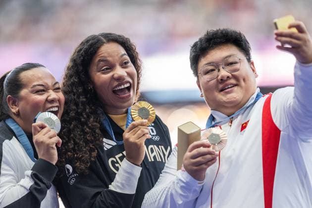 240810 Silver medallist Maddison Lee Wesche of New Zealand, gold medallist Yemesi Ogunleye of Germany, and bronze medallist Jiayuan Song of China celebrate on the podium at the medal ceremony for women™s athletics shot put during day 15 of the Paris 2024 Olympic Games on August 10, 2024 in Paris Photo Vegard Grott BILDBYRAN kod VG VG0648 bbeng friidrott athletics friidrett olympic games olympics os ol olympiska spel olympiske leker paris 2024 paris os paris ol jubel shot put kulestot kule kula  Copyright: VEGARDxGRoTT BB240810VG008