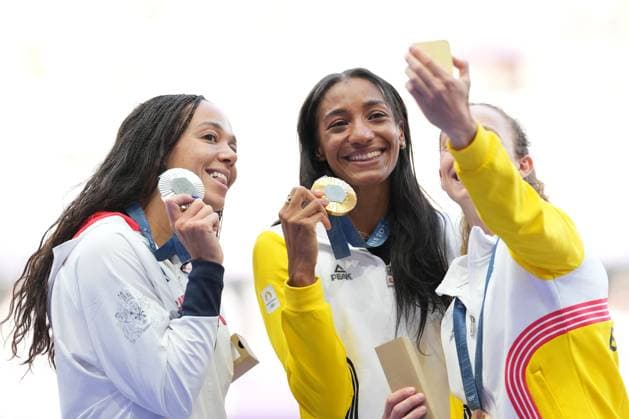Katarina Johnson-Thompson of Great Britain (Women s Heptathlon) receives her silver medal, with Nafissatou Thiam of Belgium (Women s Heptathlon) winning the gold and Noor Vidts of Belgium (Women s Heptathlon) the bronze Paris 2024 Olympic Games, Olympische Spiele, Olympia, OS Day Fifteen, Paris, France - 10 Aug 2024  Copyright: xDavexWinter Shutterstockx 14623000cp