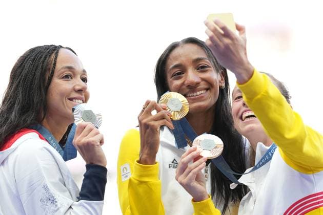 Katarina Johnson-Thompson of Great Britain (Women s Heptathlon) receives her silver medal, with Nafissatou Thiam of Belgium (Women s Heptathlon) winning the gold and Noor Vidts of Belgium (Women s Heptathlon) the bronze Paris 2024 Olympic Games, Olympische Spiele, Olympia, OS Day Fifteen, Paris, France - 10 Aug 2024  Copyright: xDavexWinter Shutterstockx 14623000cq