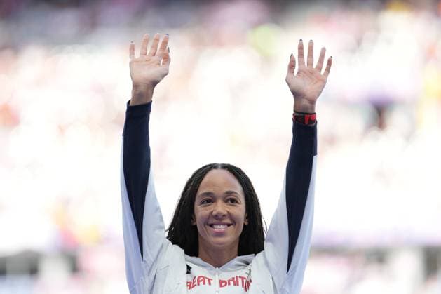 Katarina Johnson-Thompson of Great Britain (Women s Heptathlon) steps up to receive her silver medal Paris 2024 Olympic Games, Olympische Spiele, Olympia, OS Day Fifteen, Paris, France - 10 Aug 2024  Copyright: xDavexWinter Shutterstockx 14623000cy
