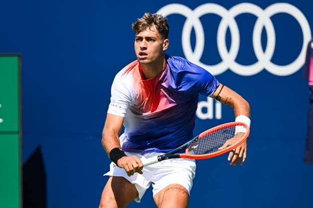 MONTREAL, QC - AUGUST 10: Flavio Cobolli (ITA) tracks his shot during a second round match at ATP, Tennis Herren National Bank Open on August 10, 2024 at IGA Stadium in Montreal, QC (Photo by David Kirouac Icon Sportswire) TENNIS: AUG 10 National Bank Open EDITORIAL USE ONLY Icon240810001