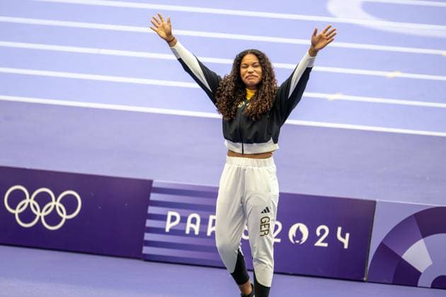 Olympic Games Athletics Paris, 10 08 2024 PARIS, FRANCE AUGUST 10 Yemisi OGUNLEYE GER , born 3 Oct 1998 at the podest with her gold medal in the Women s Shot Put on day 15 of the Olympic Games during the athletics competitions at Stade de France in Paris on 10 8 2024 in Île de France France Silver goes to Maddison Lee WESCHE NZL Bronce goes to Jiayuan SONG CHN Copyright: xBEAUTIFULxSPORTS OliverxKremerx