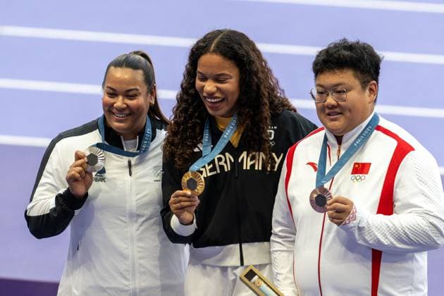 Olympic Games Athletics Paris, 10 08 2024 PARIS, FRANCE AUGUST 10 Yemisi OGUNLEYE GER , born 3 Oct 1998 at the podest with her gold medal in the Women s Shot Put on day 15 of the Olympic Games during the athletics competitions at Stade de France in Paris on 10 8 2024 in Île de France France Silver goes to Maddison Lee WESCHE NZL Bronce goes to Jiayuan SONG CHN Copyright: xBEAUTIFULxSPORTS OliverxKremerx