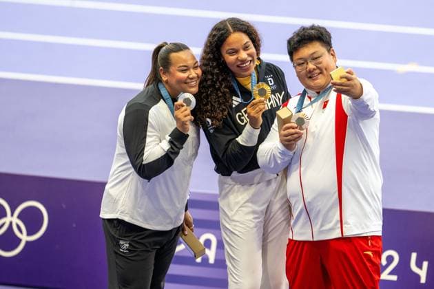 Olympic Games Athletics Paris, 10 08 2024 PARIS, FRANCE AUGUST 10 Yemisi OGUNLEYE GER , born 3 Oct 1998 at the podest with her gold medal in the Women s Shot Put on day 15 of the Olympic Games during the athletics competitions at Stade de France in Paris on 10 8 2024 in Île de France France Silver goes to Maddison Lee WESCHE NZL Bronce goes to Jiayuan SONG CHN Copyright: xBEAUTIFULxSPORTS OliverxKremerx