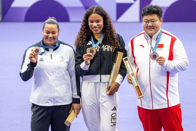 Olympic Games Athletics Paris, 10 08 2024 PARIS, FRANCE AUGUST 10 Yemisi OGUNLEYE GER , born 3 Oct 1998 at the podest with her gold medal in the Women s Shot Put on day 15 of the Olympic Games during the athletics competitions at Stade de France in Paris on 10 8 2024 in Île de France France Silver goes to Maddison Lee WESCHE NZL Bronce goes to Jiayuan SONG CHN Copyright: xBEAUTIFULxSPORTS OliverxKremerx