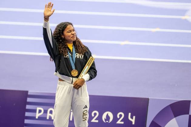 Olympic Games Athletics Paris, 10 08 2024 PARIS, FRANCE AUGUST 10 Yemisi OGUNLEYE GER , born 3 Oct 1998 at the podest with her gold medal in the Women s Shot Put on day 15 of the Olympic Games during the athletics competitions at Stade de France in Paris on 10 8 2024 in Île de France France Silver goes to Maddison Lee WESCHE NZL Bronce goes to Jiayuan SONG CHN Copyright: xBEAUTIFULxSPORTS OliverxKremerx