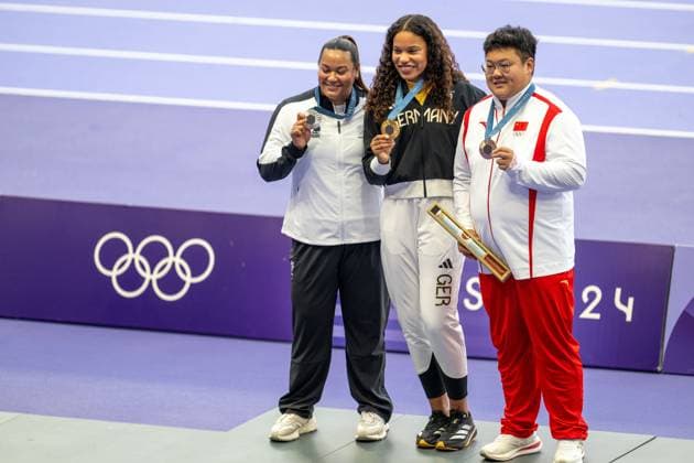 Olympic Games Athletics Paris, 10 08 2024 PARIS, FRANCE AUGUST 10 Yemisi OGUNLEYE GER , born 3 Oct 1998 at the podest with her gold medal in the Women s Shot Put on day 15 of the Olympic Games during the athletics competitions at Stade de France in Paris on 10 8 2024 in Île de France France Silver goes to Maddison Lee WESCHE NZL Bronce goes to Jiayuan SONG CHN Copyright: xBEAUTIFULxSPORTS OliverxKremerx