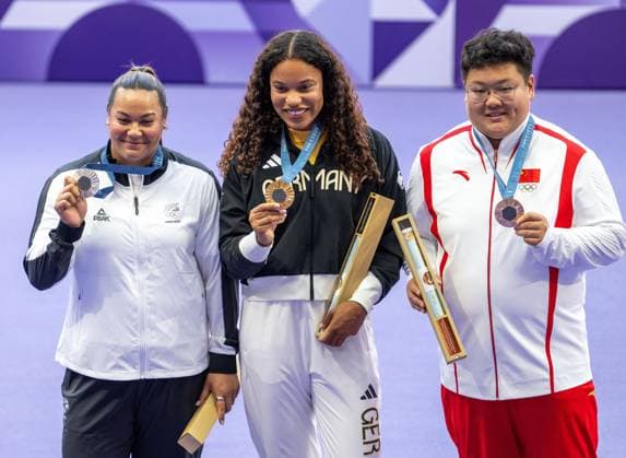 Olympic Games Athletics Paris, 10 08 2024 PARIS, FRANCE AUGUST 10 Yemisi OGUNLEYE GER , born 3 Oct 1998 at the podest with her gold medal in the Women s Shot Put on day 15 of the Olympic Games during the athletics competitions at Stade de France in Paris on 10 8 2024 in Île de France France Silver goes to Maddison Lee WESCHE NZL Bronce goes to Jiayuan SONG CHN Copyright: xBEAUTIFULxSPORTS OliverxKremerx