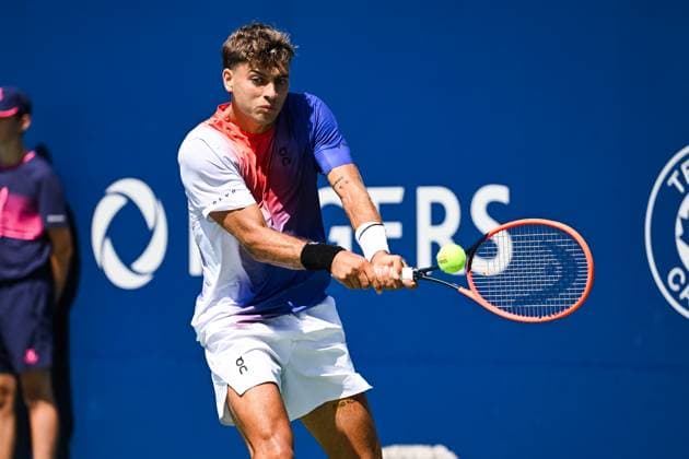MONTREAL, QC - AUGUST 10: Flavio Cobolli (ITA) returns the ball during a second round match at ATP, Tennis Herren National Bank Open on August 10, 2024 at IGA Stadium in Montreal, QC (Photo by David Kirouac Icon Sportswire) TENNIS: AUG 10 National Bank Open EDITORIAL USE ONLY Icon240810028