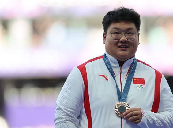 (240810) -- PARIS, Aug. 10, 2024 -- Bronze medalist Song Jiayuan of China reacts during the victory ceremony of the women s shot put of Athletics at the Paris 2024 Olympic Games, Olympische Spiele, Olympia, OS in Paris, France, Aug. 10, 2024. ) (PARIS2024) FRANCE-PARIS-OLY-ATHLETICS-SHOT PUT-WOMEN LixGang 
