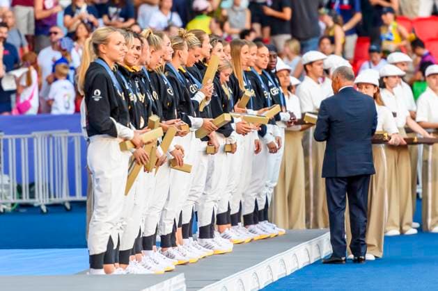FRA, Olympic Summer Games Paris 2024, Football, Women , Final, Award Ceremony Brasielia BRA vs United States of America USA , USA Gold , Brasielia Silver Germany Bronze 10 08 2024, Parc des Princes, Paris, FRA, Olympic Summer Games Paris 2024, Football, Women , Final, Award Ceremony Brasielia BRA vs United States of America USA , USA Gold , Brasielia Silver Germany Bronze , in the picture The German Team with Bronze nordphotoxGmbHx xStraubmeier nph00004