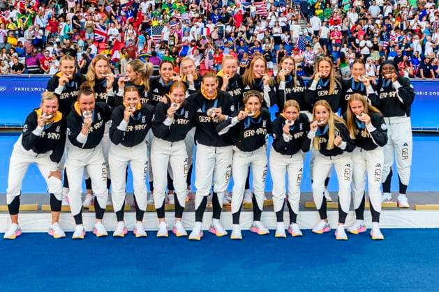 FRA, Olympic Summer Games Paris 2024, Football, Women , Final, Award Ceremony Brasielia BRA vs United States of America USA , USA Gold , Brasielia Silver Germany Bronze 10 08 2024, Parc des Princes, Paris, FRA, Olympic Summer Games Paris 2024, Football, Women , Final, Award Ceremony Brasielia BRA vs United States of America USA , USA Gold , Brasielia Silver Germany Bronze , in the picture the German women celebrating bronze nordphotoxGmbHx xStraubmeier nph00004